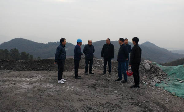 集團公司黨委副書記、總經(jīng)理龔華東到矸石項目部視察 